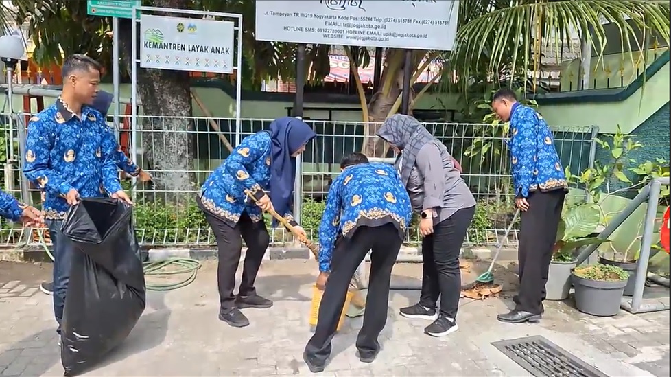 Bersih-bersih Lingkungan dalam rangka  HUT Ke 52 Korps Pegawai Republik Indonesia (KORPRI)